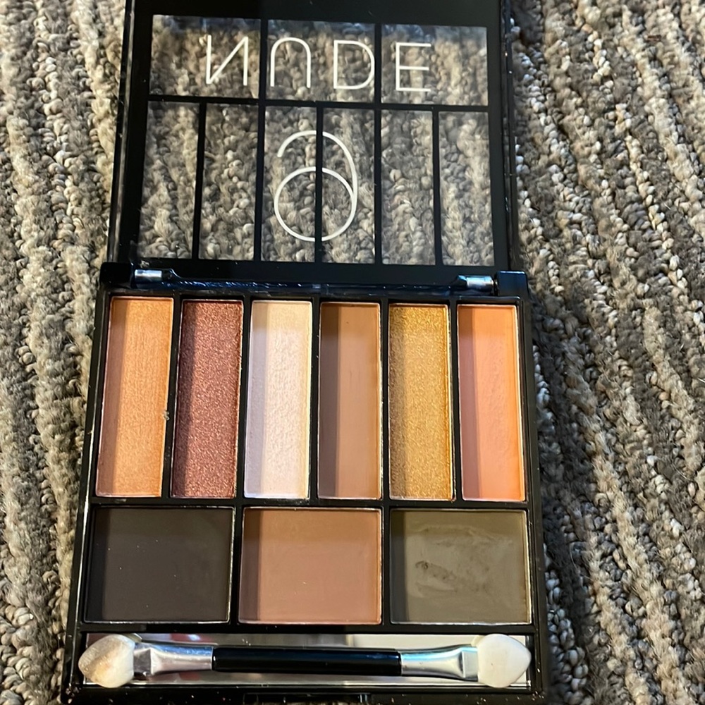 9 Nude eyeshadow palette